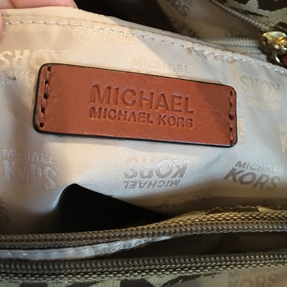 Micheal kors perfectly new only used a few times. - Picture 3 of 4