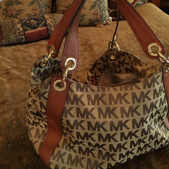 Micheal kors perfectly new only used a few times. - Picture 4 of 4