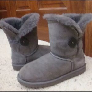 UGG Australia women's Bailey button boot size 7