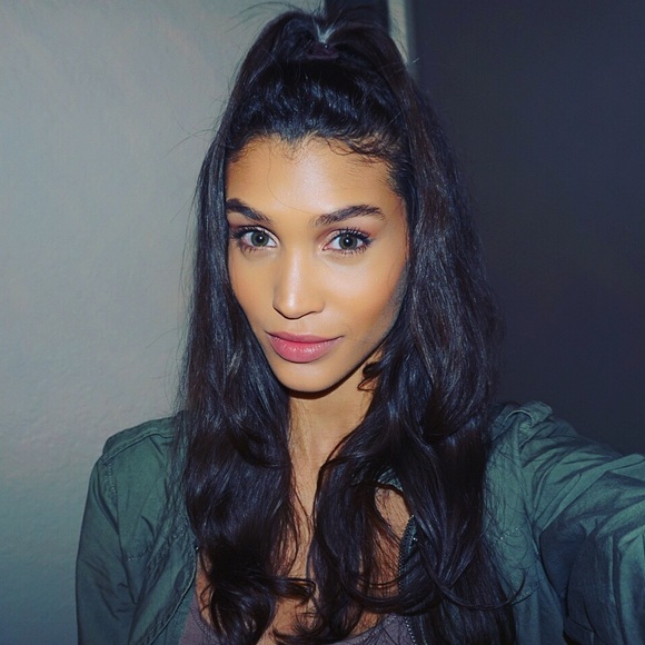 Meet your Posher, Raquel