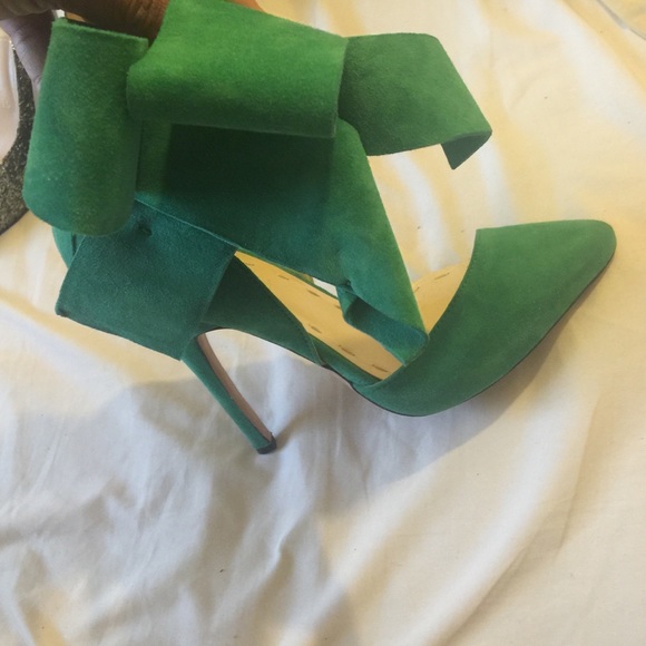 Aminah Abdul bow pumps 💚