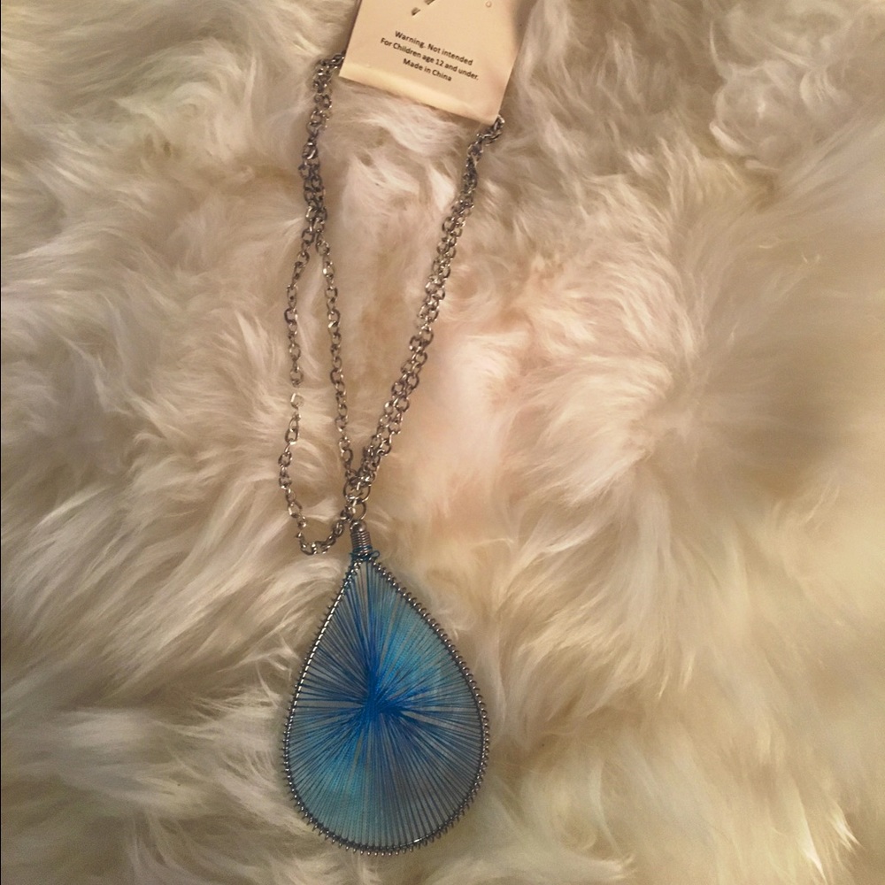 Blue threaded pendant necklace