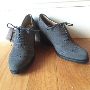 NEVER WORN Ellen Tracy grey suede Oxford wedges