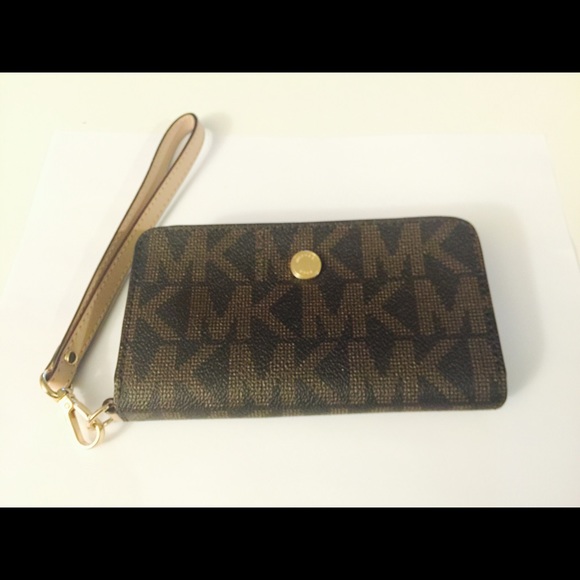 🚫SOLD🚫Michael Kors Wristlet and Phone Case