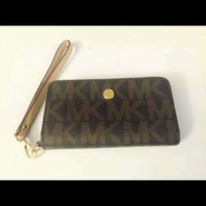 🚫SOLD🚫Michael Kors Wristlet and Phone Case