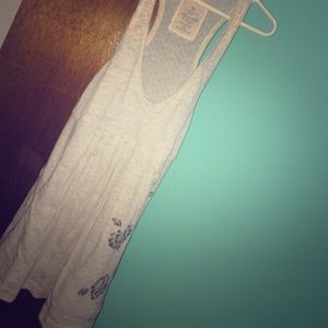 gray Abercrombie and Fitch tank top