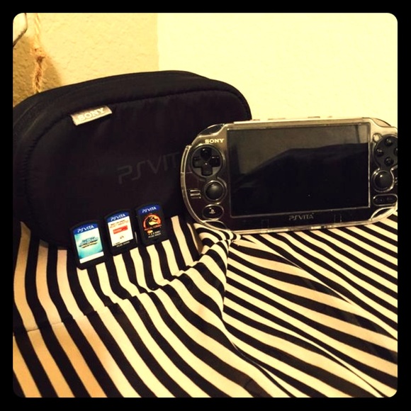 PsVita wifi Only- 2 cases, 3 games