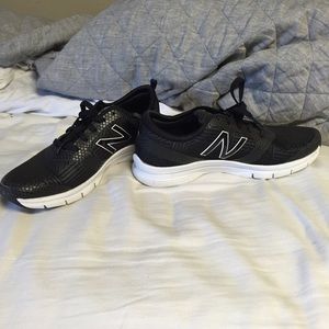 Black New Balance tennis shoes