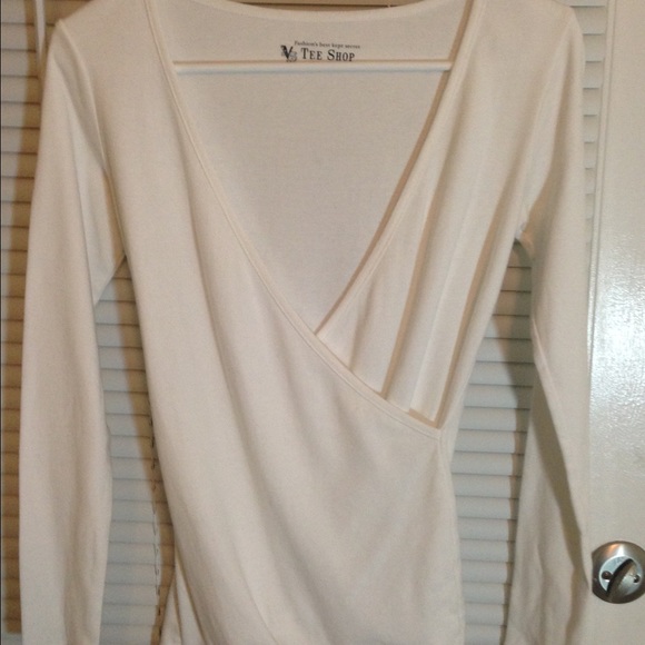 White V-neck long sleeve shirt