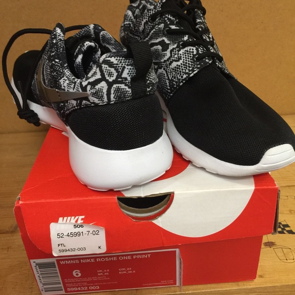 Roshe run one print 👟 Woman's