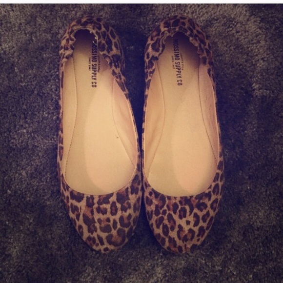 Size 8 cute cheetah flats.  Minimal wear and comfy