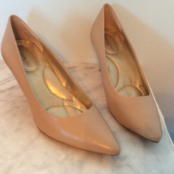 Bandolino Nude Leather Pointed Heels 1.5"