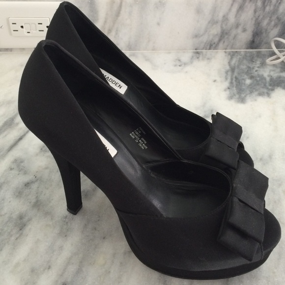 Steve Madden blk peep toe 5 1/2" heels with bow.