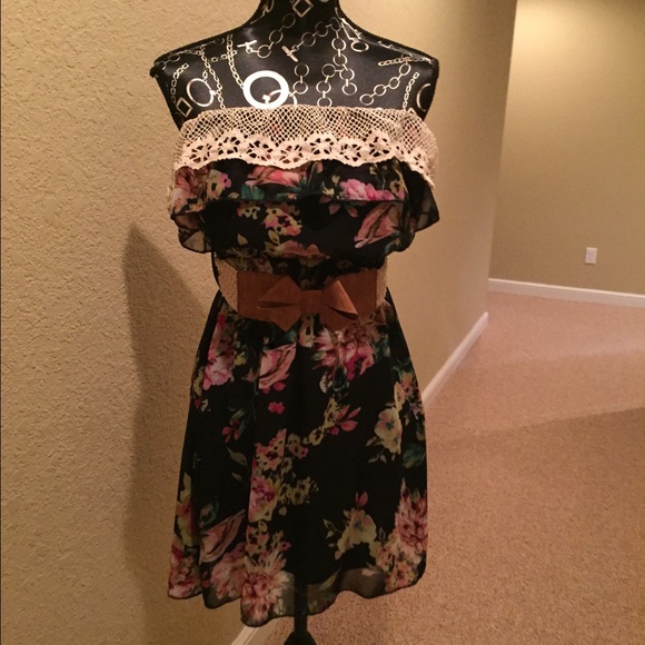 Fun flower-pattern dress with belt!