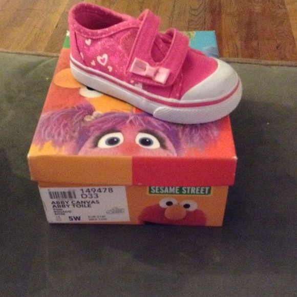 Children's sneaker size 5W