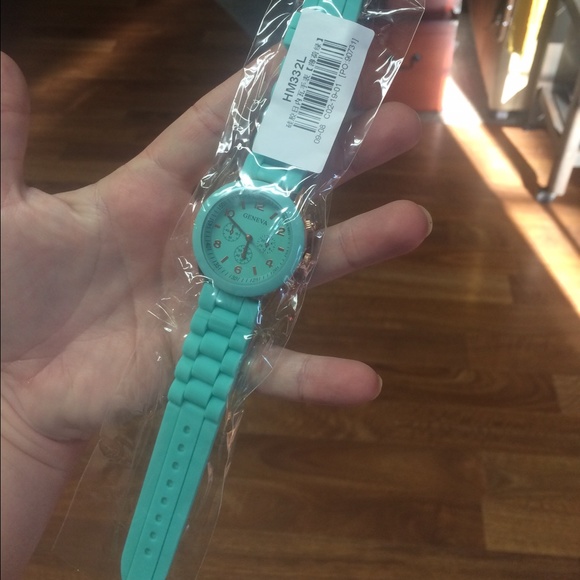 π΄SOLDπ΄New MINT and rose gold silicone watch - Picture 4 of 4