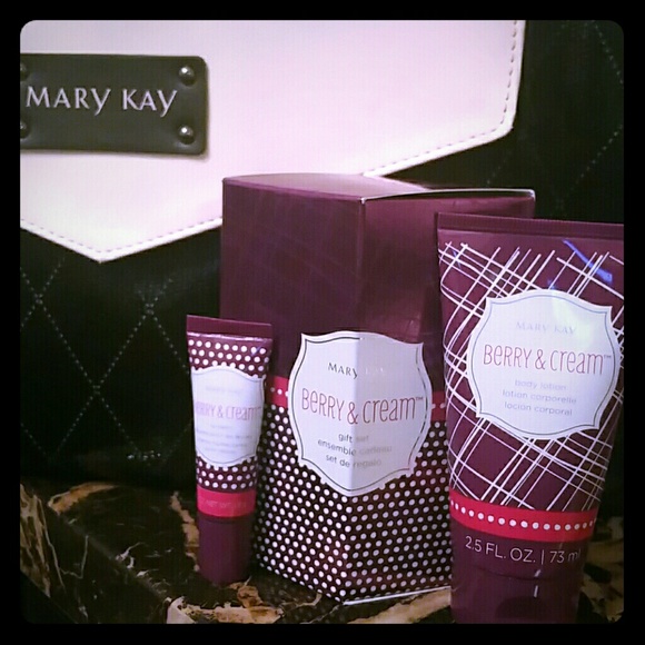 Mary Kay Berry & Cream Gift Set