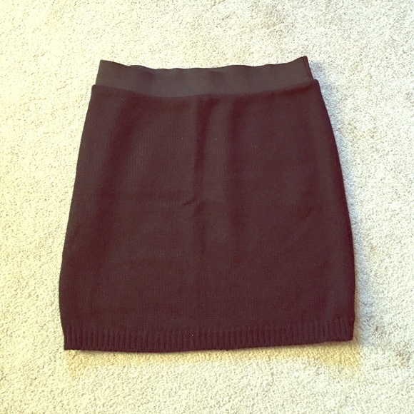 SOLD‼️ Price drop‼️Black knit skirt