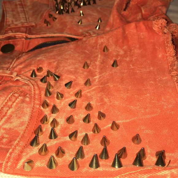 Acid wash studded denim shorts - Picture 3 of 4