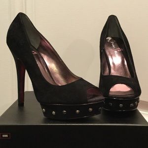🆕 Black suede peep toe heels w studs
