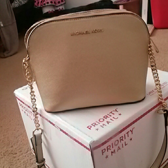 READMichael Kors Cindy