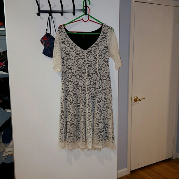 Beautiful white lace dress. - Picture 1 of 2