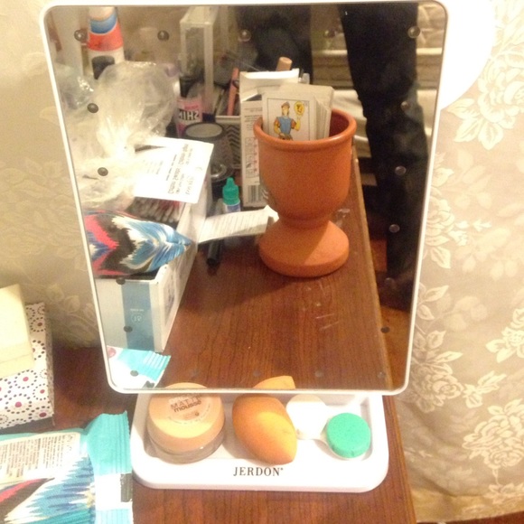 Little vanity makeup light