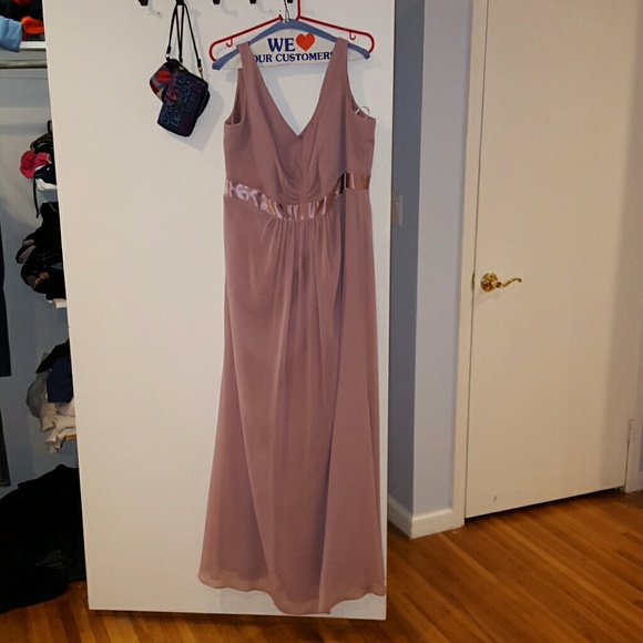 Beautiful chifon dress with back ruffle. - Picture 1 of 3