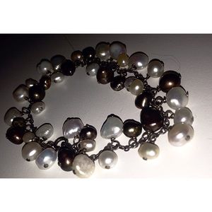 Detailed pearl bracelet.