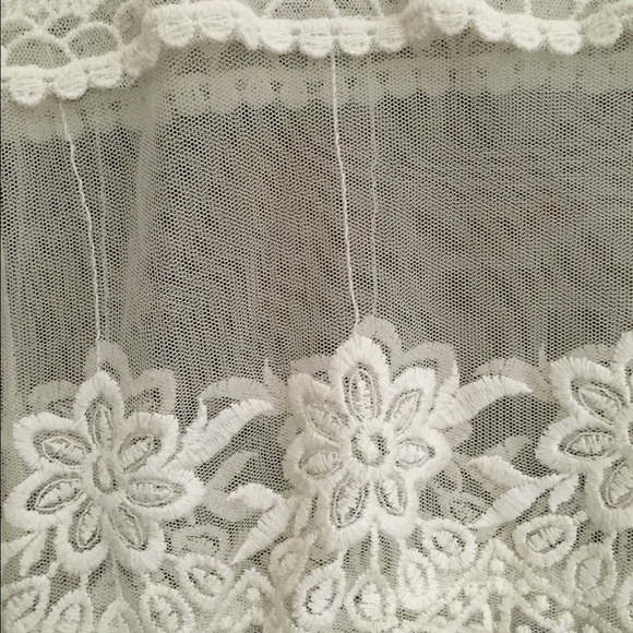 Gorgeous top🌺 - Picture 2 of 3