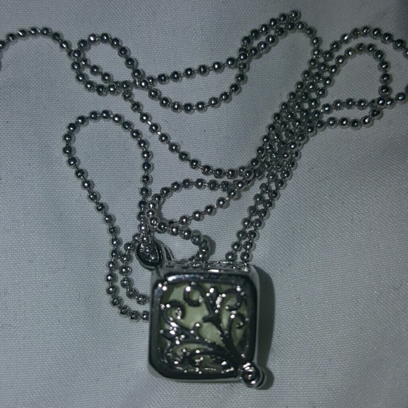 Glow in the dark green tree of life necklace - Picture 2 of 2