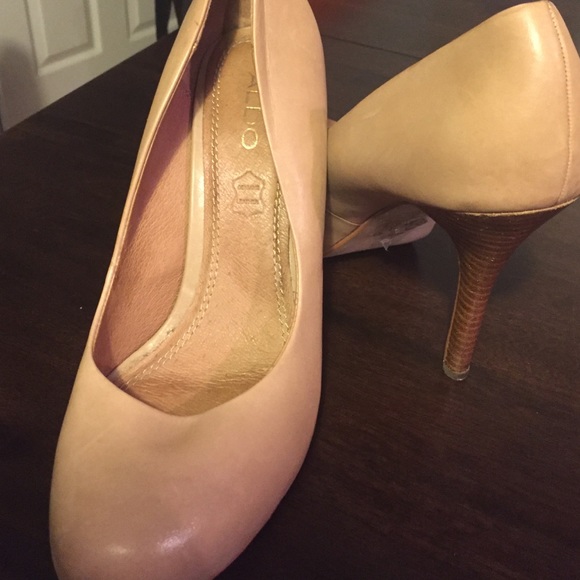 Nude pumps