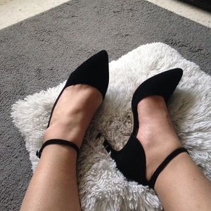 Velvet strap pumps