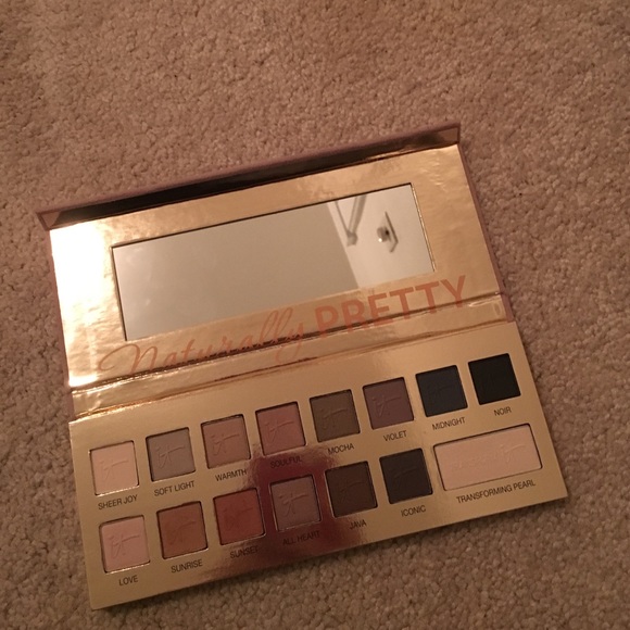 It Cosmetics Naturally Pretty • SOLD