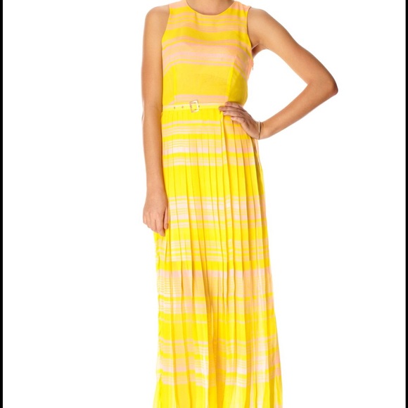 Sleeveless pleated dress