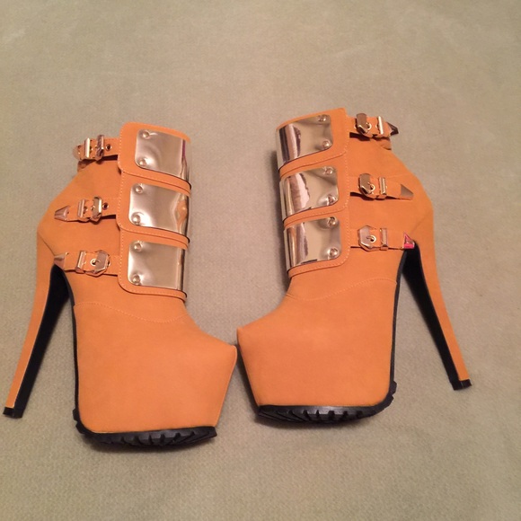 Cute ankle booties!! - Picture 3 of 4