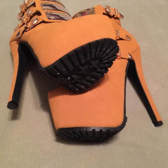 Cute ankle booties!! - Picture 4 of 4