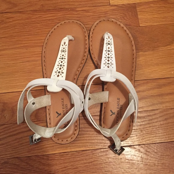 White Sandals w / Little Flowers