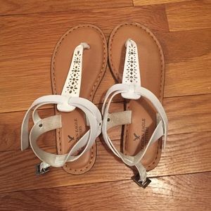 White Sandals w / Little Flowers