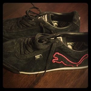 Black puma sneakers