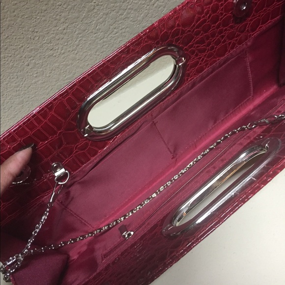 Red clutch - Picture 2 of 3