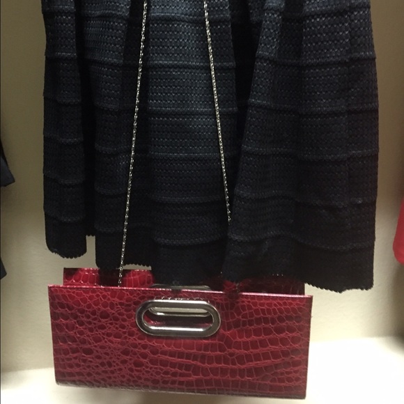 Red clutch - Picture 3 of 3