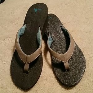 *reposh*  Sanuk wedge flip flops