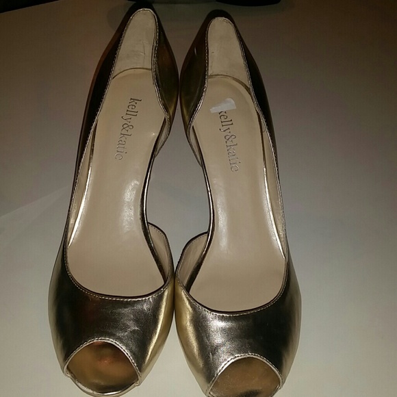 Golden dressy shoes