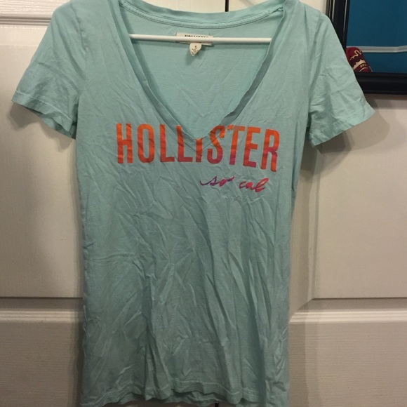 A Hollister shirt - Picture 1 of 1