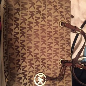 Beautiful Michael Kors purse in GREAT condition