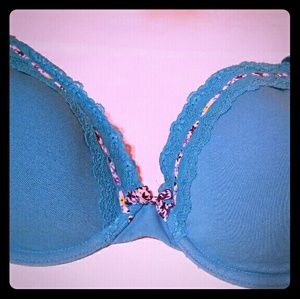 Victoria secret bra.