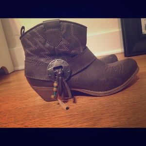 Buckle brand ankle cowgirl boots
