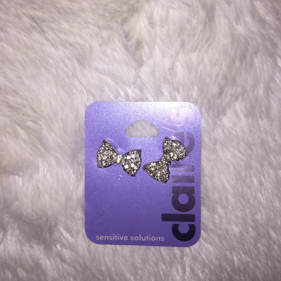 Bow studded earrings
