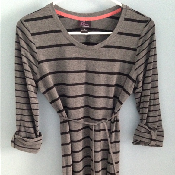 Maternity top.